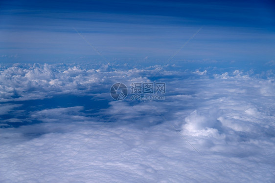 空气清除云层上的美丽中观光飞机对云面的美丽空中观光旅行图片