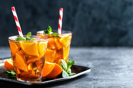 寒冷的喝自制柑橘冰茶夏季饮料新鲜品复制图片