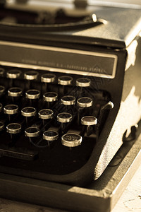 傍晚灯光下的老式打字机写笔记金属图片