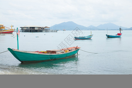 传统的海滨小渔船停靠在这片区域有很多小渔船停靠在这个区域上方村庄图片