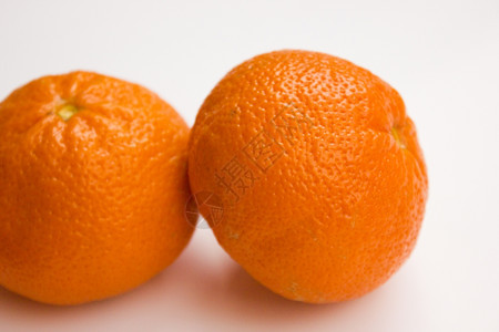 皮肤多汁的橙白色背景充满活力曼达林水果图片