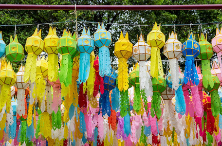 高的灯笼在泰兰北部的劳来庆节上点灯照明装饰图片