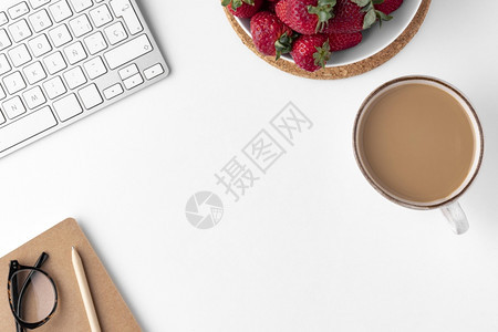 桌上的草莓和咖啡图片