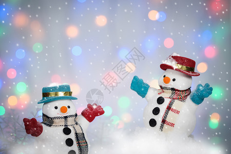 2名雪人以bokoh背景打雪并抄写圣诞节快乐或新年季节的日欢迎空间AF点选择散景手套复制图片
