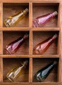 饮料药店在视图中的木盒子里装着多彩小瓶子放图片