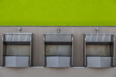 目的上市地面公共厕所背景中不锈钢小便池系列图片
