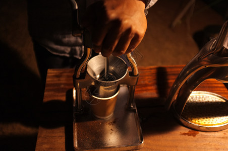 白色的优质目咖啡豆手工研磨机和制图片