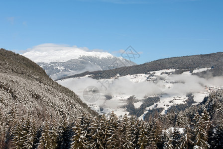 如画美丽的多洛米蒂在意大利北部多洛米特人区的一幅闪光冬季景象图片