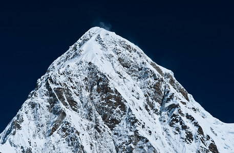 冒险尼泊尔喜马拉雅山的水生峰和蓝天徒步旅行山腰图片