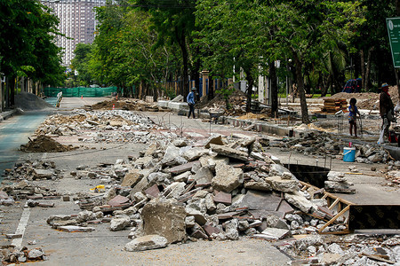 摧毁道路地面老的瓦砾图片