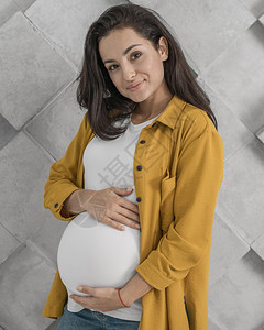 轮廓为人父母将身怀肚子的孕妇置于一旁工作室图片