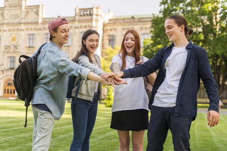 校园户外玩乐的学生们图片