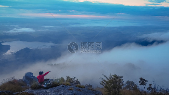 岩石快乐的人站在悬崖边多雾路段山图片