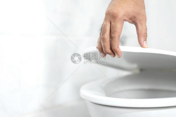 照片平坦的男人在卫生间用手打开马桶座位地面图片
