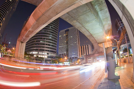亚洲人泰国曼谷市夜间交通灯光路和空中列车泰国曼谷市镇图片