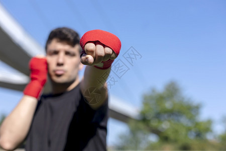 公园户外运动健壮青年员进行拳击练习活动手制作图片