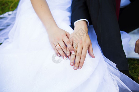 带着结婚戒指的年轻成人两只手紧新娘妻子图片