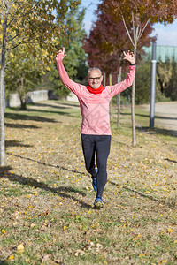 乐趣运动员高级选手跑步后举起健康图片