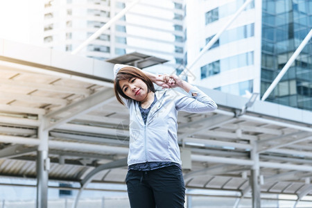 跑步全套服装人们现代城市的穿运动服在青年女子户外健身锻炼场穿着健康运动服在生活方式女概念外阳光明媚的露天锻炼时女青年子穿着健康运图片