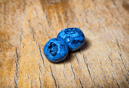 木制质朴桌上的新鲜蓝莓木制背景上的越橘蓝莓抗氧化概念用于健康饮食和营养新鲜的杂货店食物图片