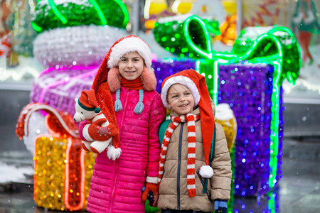 快乐微笑的孩子带着圣诞背景的礼物圣诞概念来自老人的礼物圣诞概念男生超过雪橇图片
