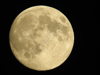 观察黑色夜空中圆月亮清除有弹坑的行星天空满插画