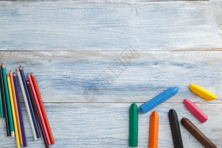 桌子上的彩色蜡笔和铅笔图片
