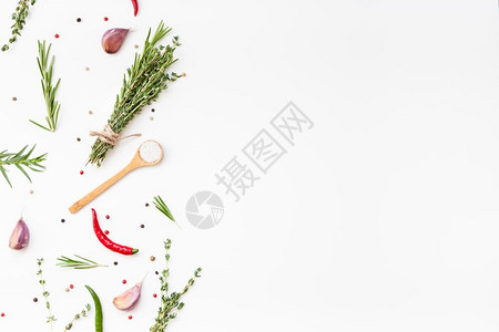 束白色背景的绿草药和香料以及复制空间菜单框架设计带有烹饪素材的食品模式背景平直俯卧在顶部大蒜有机的图片