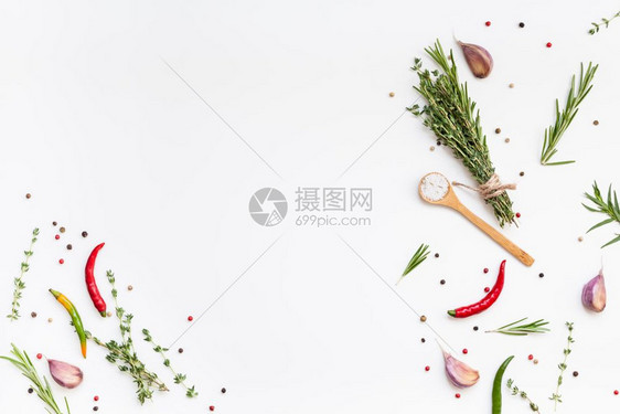 配料白色背景的绿草药和香料以及复制空间菜单框架设计带有烹饪素材的食品模式背景平直俯卧在顶部勺子新鲜的图片