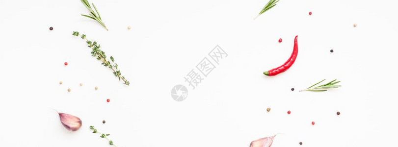 空间混合素材躺着白色背景的绿草药和香料以及复制空间菜单框架设计带有烹饪素材的食品模式背景平直俯卧在顶部空的盐背景