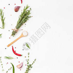 食物健康白色背景的绿草药和香料以及复制空间菜单框架设计带有烹饪素材的食品模式背景平直俯卧在顶部大蒜图片