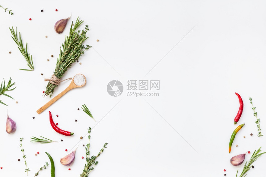 白色背景的绿草药和香料以及复制空间菜单框架设计带有烹饪素材的食品模式背景平直俯卧在顶部空的香气新鲜图片