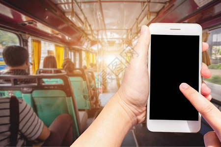 街道使用智能手机模糊图像在乘客背景模糊的公共汽车内对摘要中世界数字进行触碰女里面图片