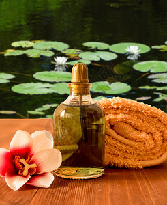 更新毛巾瓶装浴一含油的子和花兰木本面的朵上还有油和兰基本的碗图片