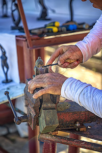 木制的雕刻师头以手工动方式制造雕像近似选择焦点的剪切图片