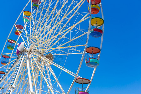 机器假期摩天轮蓝色空背景的优美公园巨型羽发轮图片