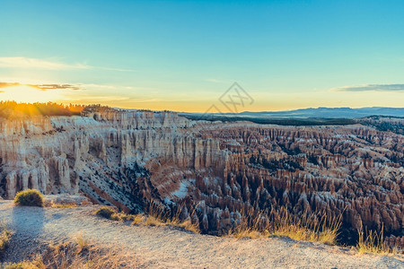 日落美国犹他州布莱斯峡谷公园形成岩石图片