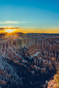 风景优美的俯瞰犹他州布莱斯峡谷公园图片