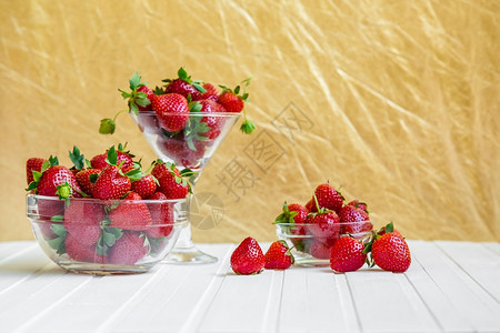可口自然白色背景碗中的新鲜草莓顶部观点白色背景中碗的新鲜草莓平坦图片