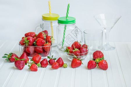 白色背景碗中的新鲜草莓顶部观点白色背景中碗的新鲜草莓成熟一种红色的图片