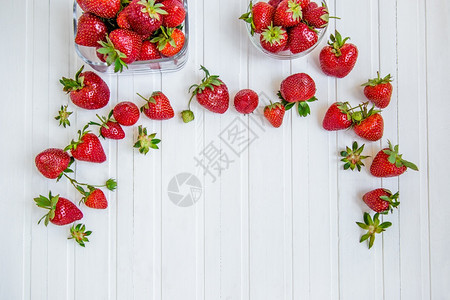 素食主义者白色背景碗中的新鲜草莓顶部观点白色背景中碗的新鲜草莓边界生的图片