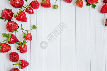 多汁的于白色背景碗中的新鲜草莓顶部观点白色背景中碗的新鲜草莓白色图片