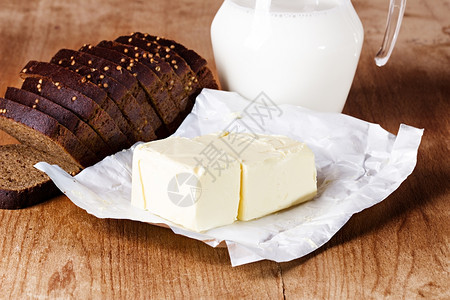 面包黄油和木制牛奶的活生吃自然卡路里图片