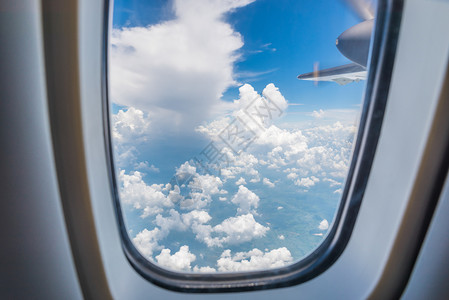 夏天云景从一架飞机的窗口中看到云和天空放松图片
