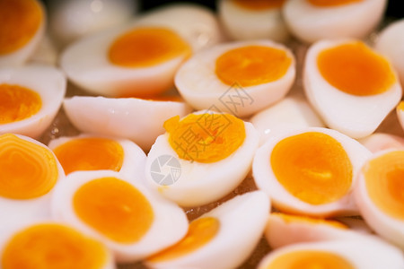 在泰国街头食品市场将硬煮鸡蛋切成两半贝壳自然煮沸图片