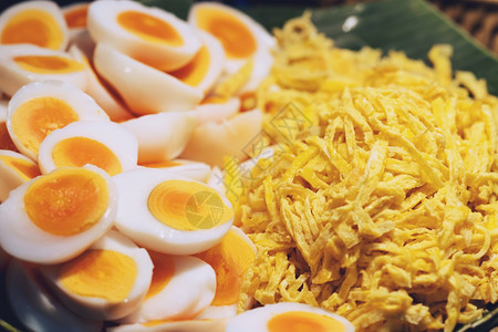 白色的蛋质有机在泰国街头食品市场将硬煮鸡蛋切成两半图片