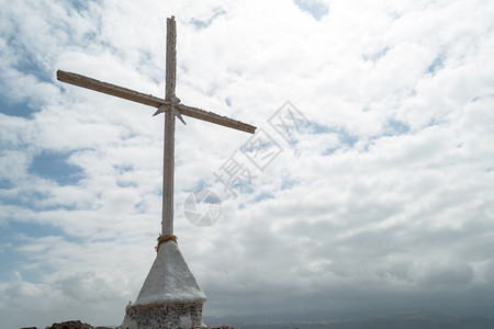 赎回十字与风空在背景中的天叉西班牙图片