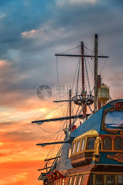 船旅行日落垂直视图时的古老多彩轮一部分私掠者图片
