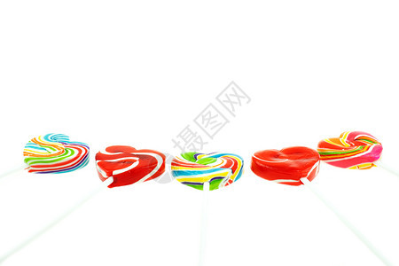 照片美丽的彩虹心形棒糖白色背景华伦人节概念焦糖二月假期图片