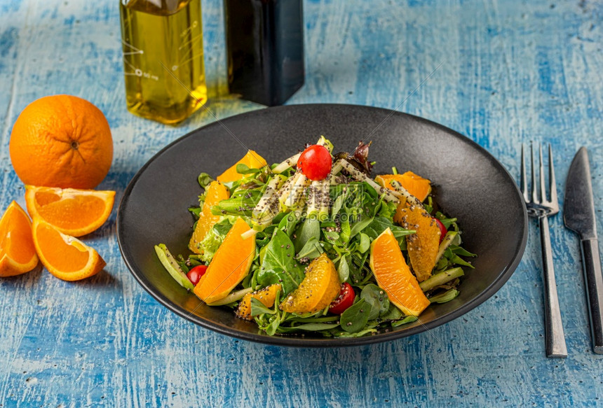 蔬菜Purslane萨拉德含橙和青石本底的quinoa牛油果菠菜图片